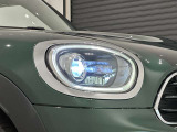 個性的な多角形デザインのLEDヘッドライトが、フロントフェイスに存在感をプラス。
