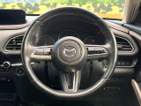 インテリアに合わせたデザインのステアリングは、運転される方のことも考え、運転しやすい形状、大きさです。是非一度、実際に触ってお確かめください。