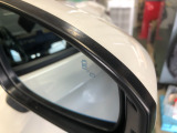 【ブラインドスポットインフォメーション】走行中に、斜め後ろの車を検知すると、ドアミラーのマーク点灯にてお知らせします。