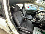 フロントシートです。運転席には座面の上下調節が可能なハイトアジャスターが装備されております。大きな痛み等が無く綺麗な状態です。