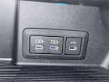 充電用USB端子付き。スマートフォンなどの充電に便利です。