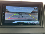 【リアカメラ】リバースに入れるだけで後方の映像が映ります。安全確認や、狭い駐車場での車庫入れ、雨の日や夜間など視界の悪い時に便利です。安全にバックする為には欠かせない装備です。