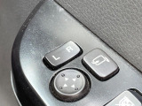 【電動格納ミラー】サイドミラーは電動格納式となっており、狭い駐車場でもキズがつくリスクを抑えられます。