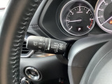 レバーをAUTOの位置にしているとき、レインセンサーが雨を感知すると、雨量に応じてワイパーが自動で作動してくれるオートワイパーを装備!設定変更で非作動にすると、間欠作動に固定されます。