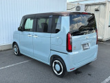 コンビネーションランプを高い位置に配置、後続車に見やすいデザインで安全にも配慮。