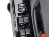 パワーウインドウ付き。運転席から全席の操作ができて、開閉操作のロックもできます。