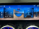 運転中にハンドルから手を離したり前方から目を逸らしたりすることなく、安全に各機能を操作する事ができます。