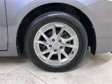 純正のアルミホイール装着。サイズは205/60R16
