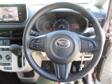 毎日触れるハンドル部分はこちら。運転手を守るエアバックも装備しているので、安心してお乗りいただけます。
