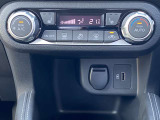 オートエアコン搭載車です。風量を自動で調節します。