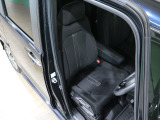 程よい硬さとホールド性が高いシートで長時間運転も快適です。