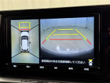 パノラミックビューモニターを装備。駐車場や交差点でクルマを真上から見るように周囲を確認できます。機能の詳細は販売店スタッフまでおたずねください。