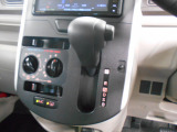 インパネシフトだから視線の移動も少なく足元もスッキリ。運転席もゆったりしているのでゆとりを持ってドライブできますね。