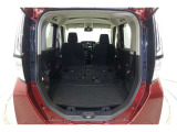 セカンドシートを倒した状態です。セカンドシートは独立可倒、荷物に合わせてラゲッジスペースをアレンジできます。