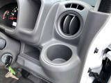 ダッシュボード両端に運転席・助手席ドリンクホルダー。近くて便利。エアコンの風でほんの少し温度をkeepも