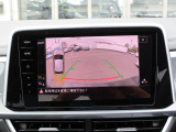 ギアをバックに入れると自動的に車両の後方の映像を映し出します。車庫入れや縦列駐車を行う際に役に立つガイドラインが表示され運転をサポートしてくれます.