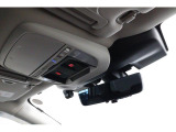アイサイトはステレオカメラで前方を認識。万一の際の衝突回避、車線逸脱のお知らせ、全車速追従クルーズコントロールなど、色々なことができる運転支援システムです。