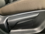 運転席にはドライバーの体型や好みに応じて前後方向だけでなく、高さの調整ができるシートリフターを装備!
