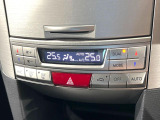 【左右独立型フルオートエアコン】運転席と助手席でそれぞれお好みの温度に設定可能。同乗者にも配慮した、快適な空調をお届け致します。
