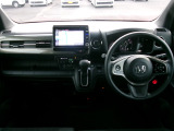 大きなフロントガラスで広々とした視界の運転席まわりです。