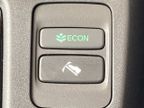 【eコンスイッチ】低燃費運転をサポートするECONモード。スイッチをONすると、エンジンやトランスミッション、A/Cなどを協調制御し、燃費の向上に貢献。エコドライブの効果を高めます。