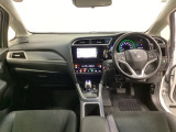 車内は光触媒抗菌消臭施工済です。スタイリッシュなデザインでスポーティなインパネ周りを演出します。グローブボックスやカップホルダーのほかにトレーなどたくさんの収納スペースが付いています。