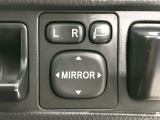 【電動格納ミラー】サイドミラーは電動格納式となっており、狭い駐車場でもキズがつくリスクを抑えられます。
