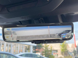 【スマートリヤビューミラー】後席の大きな荷物や同乗者で後方が確認しづらい時でも安心!カメラが撮影した車両後方の映像をルームミラー内に表示。クリアな視界で状況の確認が可能です!
