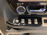 電動格納式リモコンドアミラーと、パワーウィンドウスイッチ等は運転席ドアにあります。