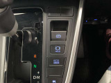 指先でパーキングブレーキの操作ができます。ブレーキホールドもついているので停止中に、ブレーキペダルから足を離しても停止状態を維持し続けてくれます。信号待ちなどの際に非常に便利です。