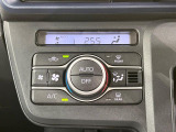 【オートエアコン】一度お好みの温度に設定すれば、車内の温度を検知し風量や温度を自動で調整。暑い&hellip;寒い&hellip;と何度もスイッチ操作をする必要はありません。快適な車内空間には必須の機能ですね♪
