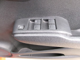 運転席から全ての窓の開閉ができます。ウィンドウロック機能はお子様のいたずら防止に有効です。