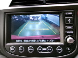 バックカメラの画像です。ガイドラインがスムースな車庫入れをサポートいたします。車庫入れの安心感がアップしますね。