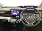車内は光触媒抗菌消臭施工済です。スタイリッシュなデザインでスポーティなインパネ周りを演出します。グローブボックスやカップホルダーのほかにトレーなどたくさんの収納スペースが付いています。