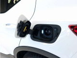 急速充電器は、外出先の公共の充電ステーションでご利用いただけます。CHAdeMOに対応し、短時間で急速充電!150kWの急速充電器を使用した場合、充電率10%から80%まで、約32分で充電できます。