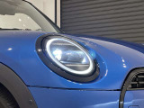 ひと目でMINIとわかる、アイコニックな丸目LEDヘッドライト。