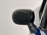 小さなパーツにもこだわりを。ミラーキャップを変えるだけで、MINIの印象を自分好みに。