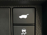 【パワーバックドア】スマートキーや運転席のボタンを押すだけでリアゲートが自動で開閉します!荷物を持っている時や、高い位置にあるバックドアを閉める際に便利な機能です♪