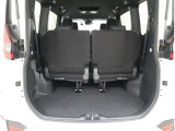 リヤシートは左右分割で倒せるので、荷物の量や乗車人数に合わせたアレンジが可能です。