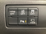 運転席脇のクラスタースイッチ部分にはカメラ切り替えスイッチ、パーキングセンサー、その他走行系スイッチを集中配置しております。