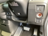 左側に高速で便利なETCがあり、また、便利な電動スライドドア、横滑りを防ぐVSAなどのスイッチは、運転席の右側、手の届きやすい位置にあります。