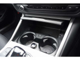 センターコンソールに使い勝手の良いカップホルダーを配置。USBポートも手近に備わり、スマートフォンの充電もスムーズです。