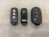 スマートキー付きですからドアロックの開閉およびエンジンスタートが楽々です。電動スライドドアの開け閉めもボタンで操作できます。加えて、純正リモコンエンジンスターター用の操作キーもついています。
