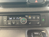 運転席と助手席はシートヒーター装備!エアコンに比べて暖まるスピードが速いので冬でも快適に過ごせます。冷え症で悩まれている方にも◎また、エアコンに比べて車内の空気が乾燥しにくいのも、嬉しいポイントです!