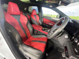 運転席シート廻りは使用感も少なく、良好な状態となっています。前オーナー様が丁寧に使っていたことがよくわかりますね。