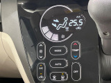 【オートエアコン】一度お好みの温度に設定すれば、車内の温度を検知し風量や温度を自動で調整。暑い&hellip;寒い&hellip;と何度もスイッチ操作をする必要はありません。快適な車内空間には必須の機能ですね♪