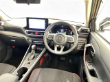 運転席まわりです。 各操作スイッチは使いやすい位置に配置されてます。