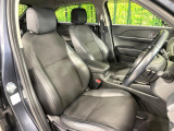 運転席まわりには十分なスペースがあり、大柄な方でもゆったり運転していただける環境です。