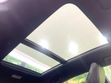 【パノラマルーフ】大型のガラスルーフ搭載で車内の解放感が一気にアップ!開放的なドライブをお楽しみいただけます。