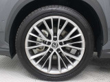 235/50R20ランフラットタイヤ&専用アルミホイールを装着しています。